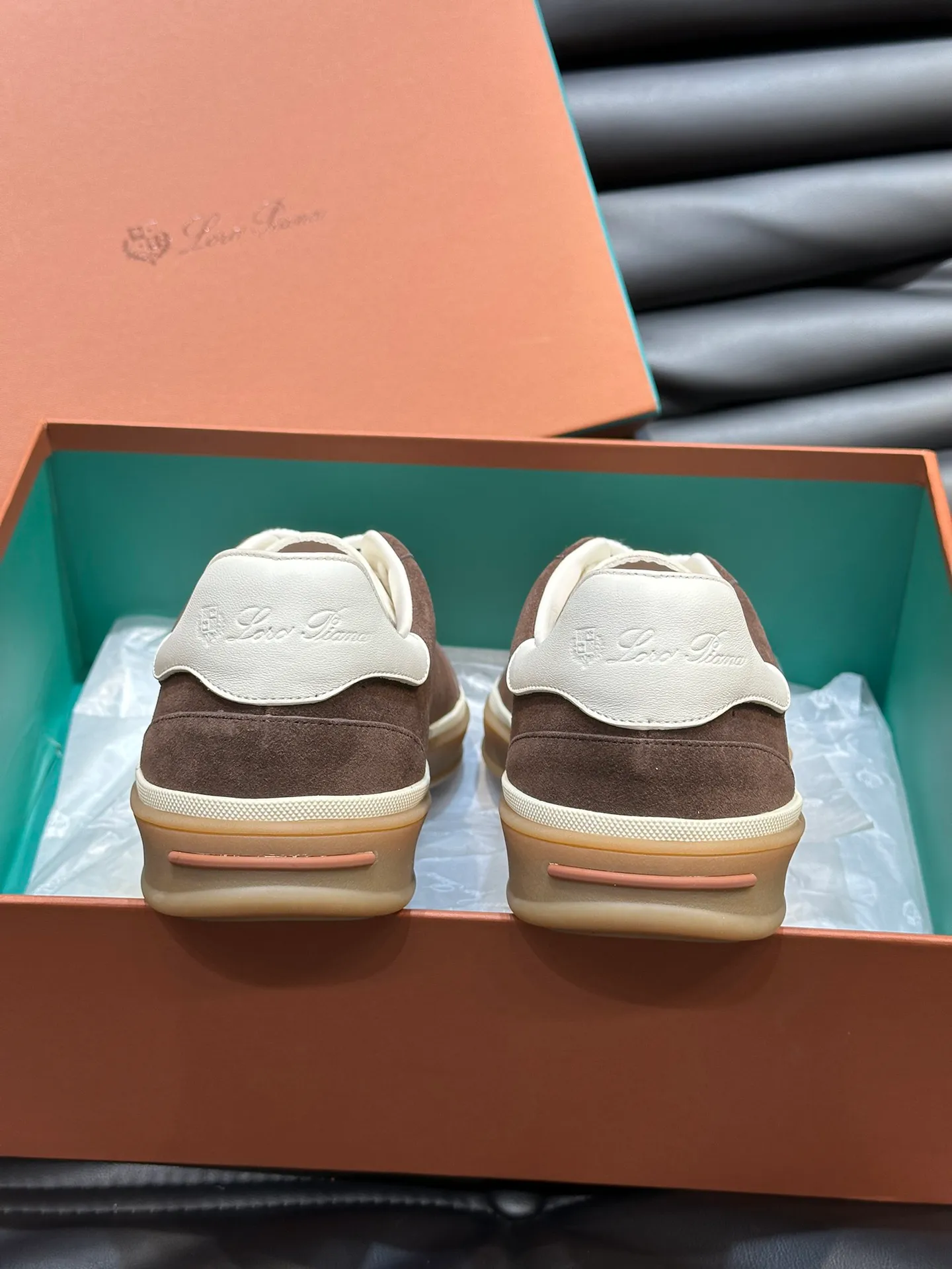 p420 Men's Shoes New 🆕Lp Old Money Style Men's Low-top Casual Tennis Shoes Loro Piana's high-end series has launched sports shoe styles made of soft cowhide. The breathable properties and flexible texture of natural materials make the sneakers both functional and comfortable. The high-quality metal-free tanning and tumble process highlights the natural texture of the leather, while the camel-colored sole and white rubber trim create a double-layer sole effect, making it an everyday shoe that can easily create a lazy and casual style! Size: 39-44 (45, 46 customized